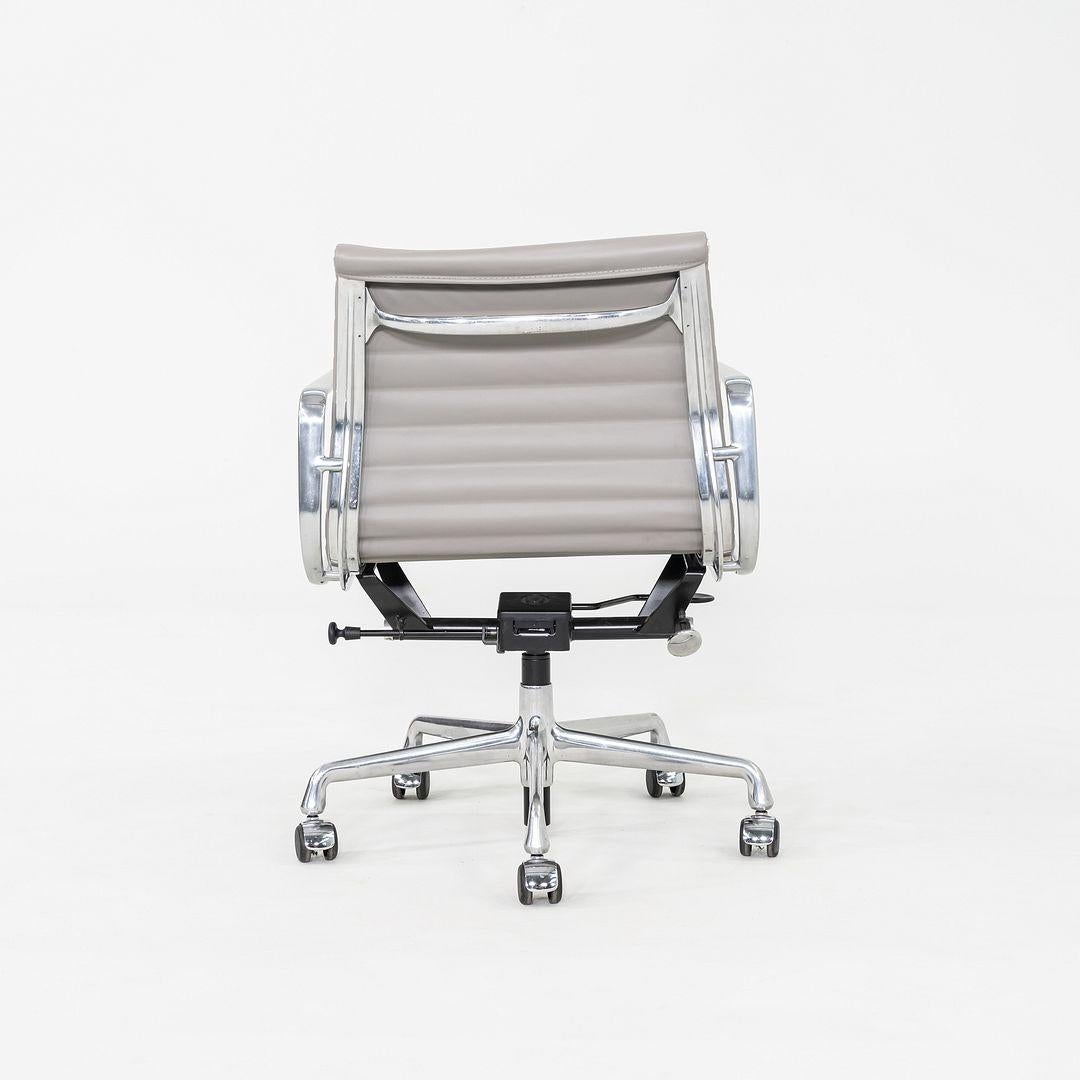 XXIe siècle et contemporain 2010s Herman Miller Eames Aluminum Management Desk Chair in Grey Naugahyde (Chaise de bureau en aluminium Eames des années 2010) en vente