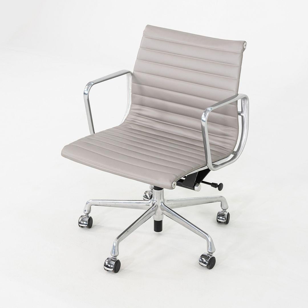 Aluminium 2010s Herman Miller Eames Aluminum Management Desk Chair in Grey Naugahyde (Chaise de bureau en aluminium Eames des années 2010) en vente
