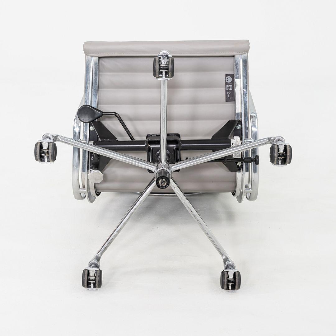 2010s Herman Miller Eames Aluminum Management Desk Chair in Grey Naugahyde (Chaise de bureau en aluminium Eames des années 2010) en vente 1