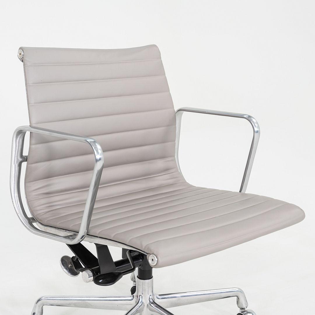 2010s Herman Miller Eames Aluminum Management Desk Chair in Grey Naugahyde (Chaise de bureau en aluminium Eames des années 2010) en vente 2