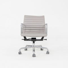 2010s Herman Miller Eames Aluminum Management Desk Chair in Grey Naugahyde (Chaise de bureau en aluminium Eames des années 2010)