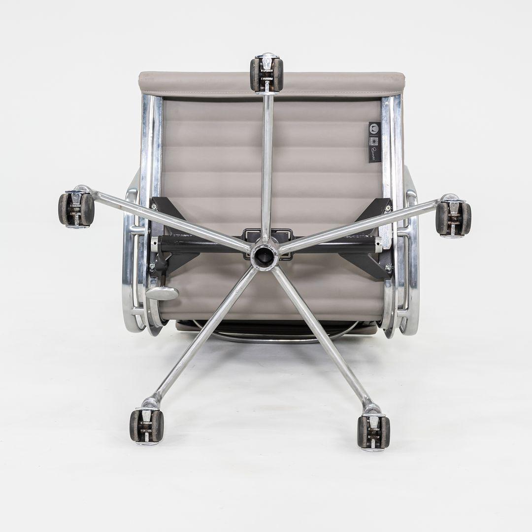 2010s Herman Miller Eames Aluminum Management Desk Chair in Grey w/ Manual Lift For Sale 4