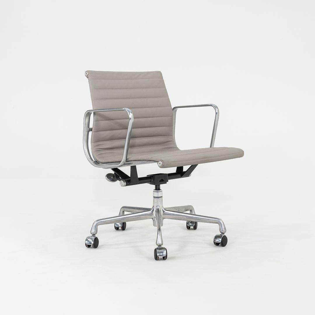 2010s Herman Miller Eames Aluminum Management Desk Chair in Grey w/ Manual Lift For Sale 6