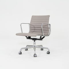 2010s Herman Miller Eames Aluminum Management Desk Chair in Grey w/ Manual Lift