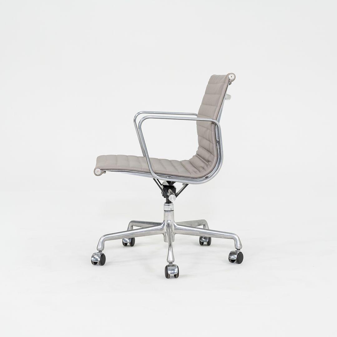 Modern 2010s Herman Miller Eames Aluminum Management Desk Chair in Grey w/ Manual Lift For Sale