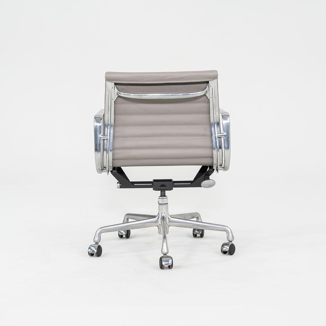 American 2010s Herman Miller Eames Aluminum Management Desk Chair in Grey w/ Manual Lift For Sale