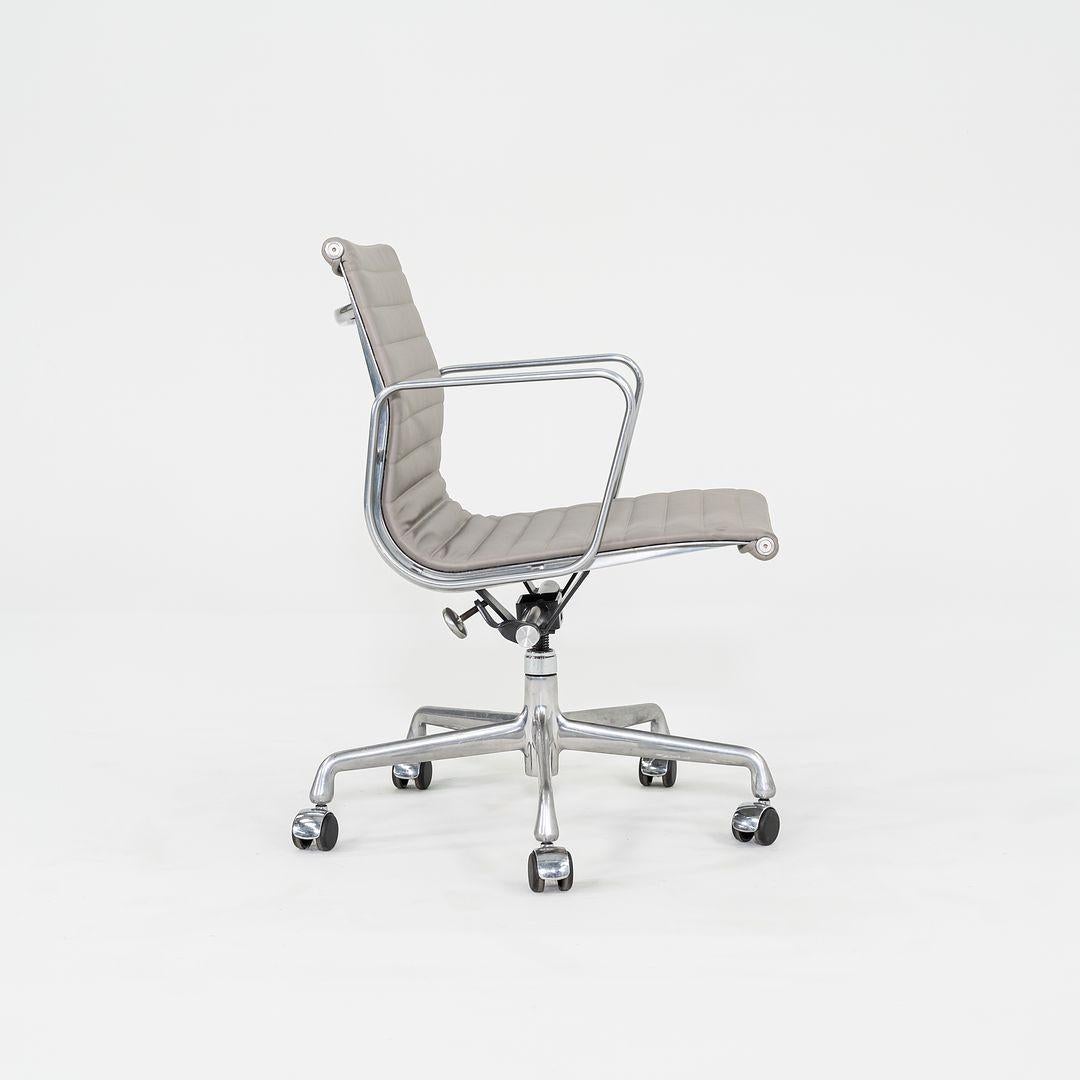 2010s Herman Miller Eames Aluminum Management Desk Chair in Grey w/ Manual Lift In Excellent Condition For Sale In Philadelphia, PA