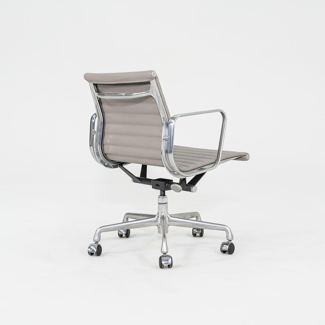 Contemporary 2010s Herman Miller Eames Aluminum Management Desk Chair in Grey w/ Manual Lift For Sale