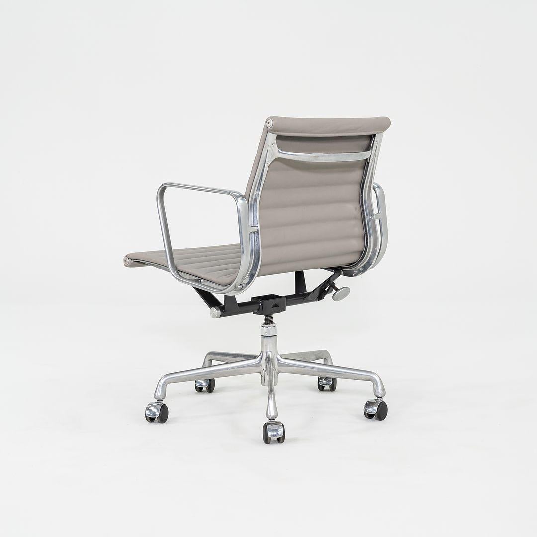 2010s Herman Miller Eames Aluminum Management Desk Chair in Grey w/ Manual Lift For Sale 1