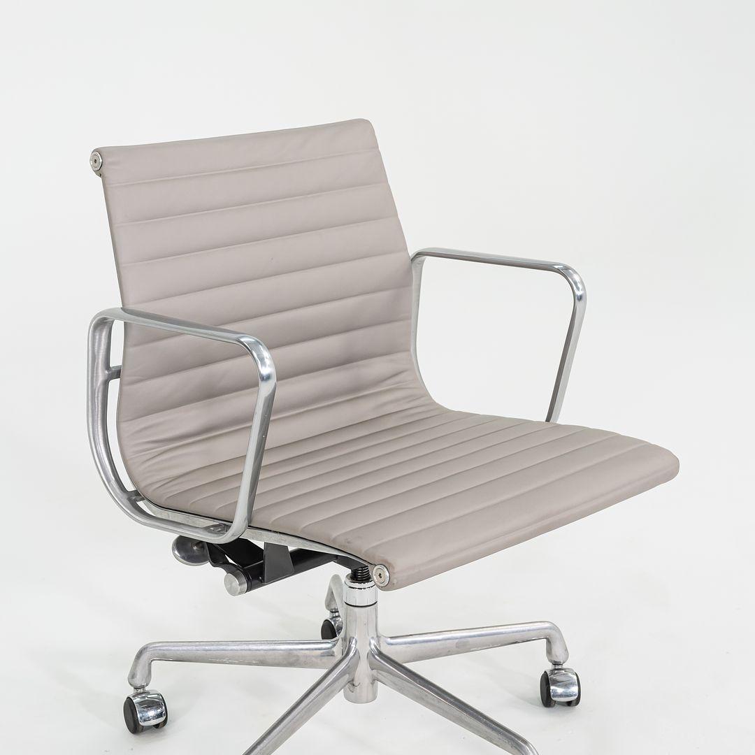 2010s Herman Miller Eames Aluminum Management Desk Chair in Grey w/ Manual Lift For Sale 2