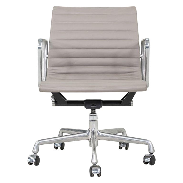 2010er Herman Miller Eames Aluminium Management-Schreibtischstuhl in Grau mit Handaufzug aus Aluminium im Angebot