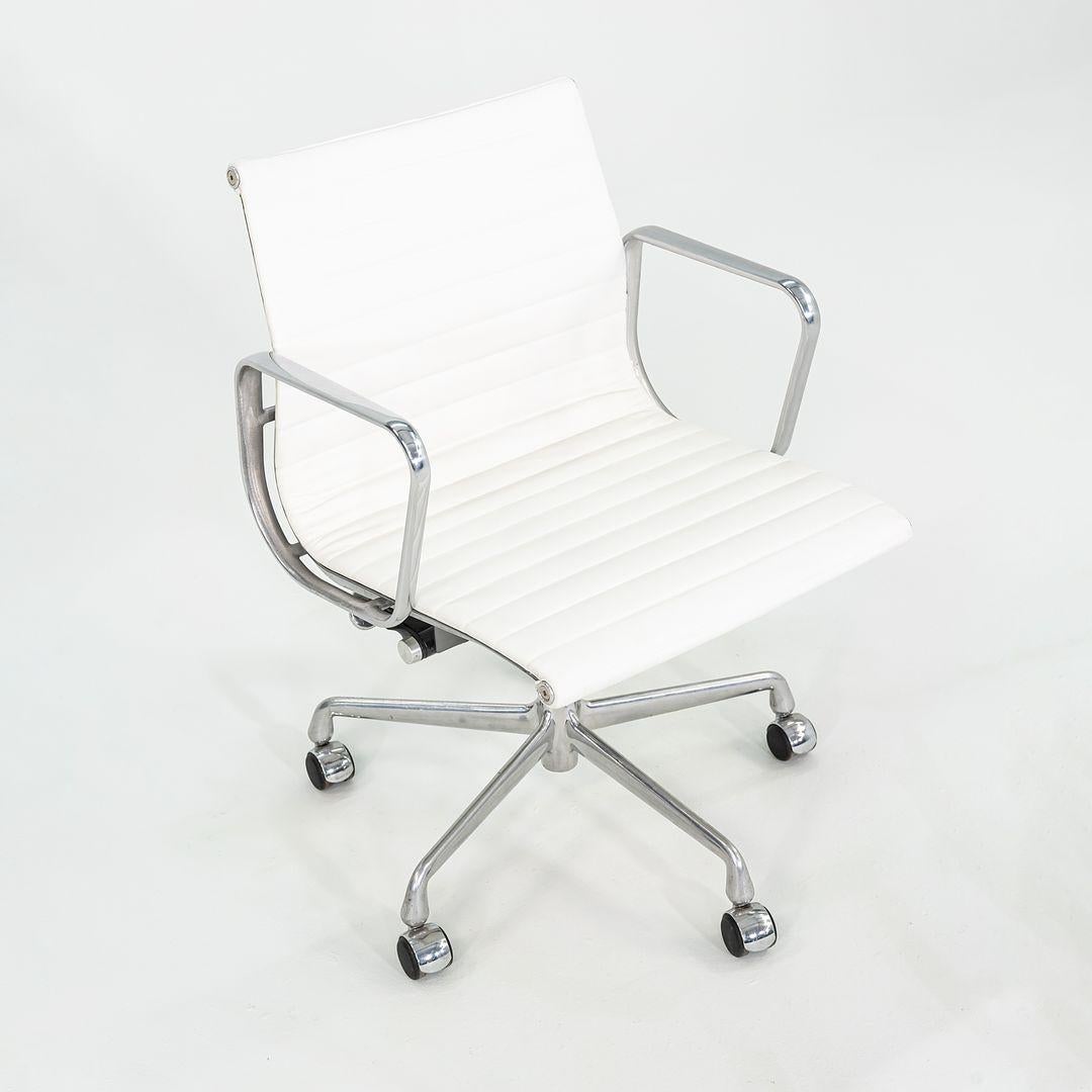 2010s Herman Miller Eames Aluminum Management Desk Chair Light White Naugahyde For Sale 5