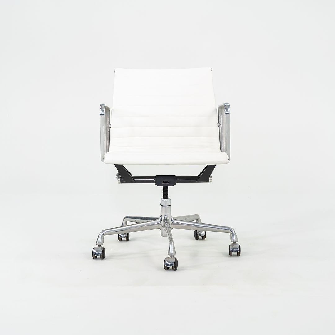 2010s Herman Miller Eames Aluminum Management Desk Chair Light White Naugahyde In Excellent Condition For Sale In Philadelphia, PA
