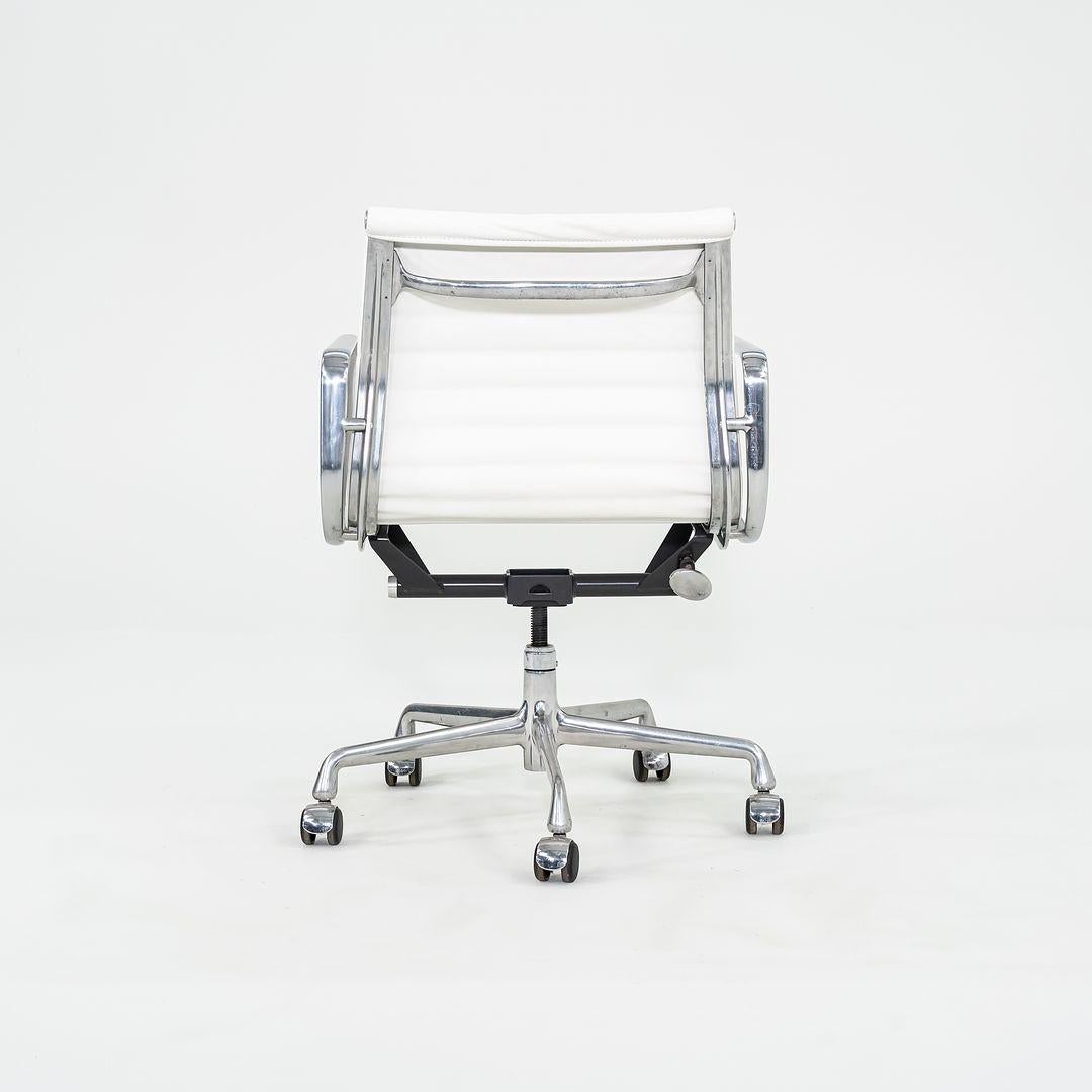 Contemporary 2010s Herman Miller Eames Aluminum Management Desk Chair Light White Naugahyde For Sale