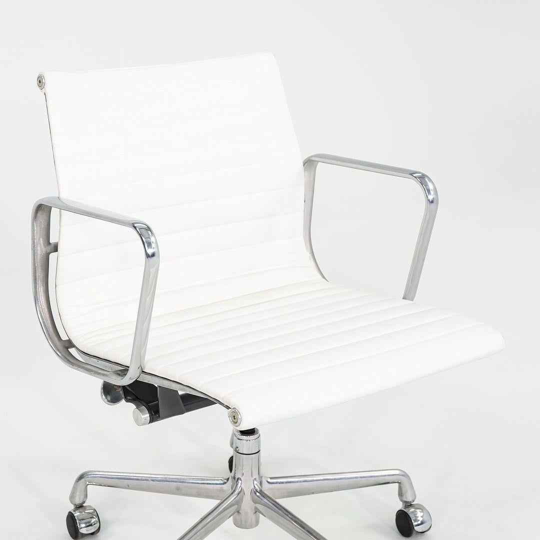 2010s Herman Miller Eames Aluminum Management Desk Chair Light White Naugahyde For Sale 3