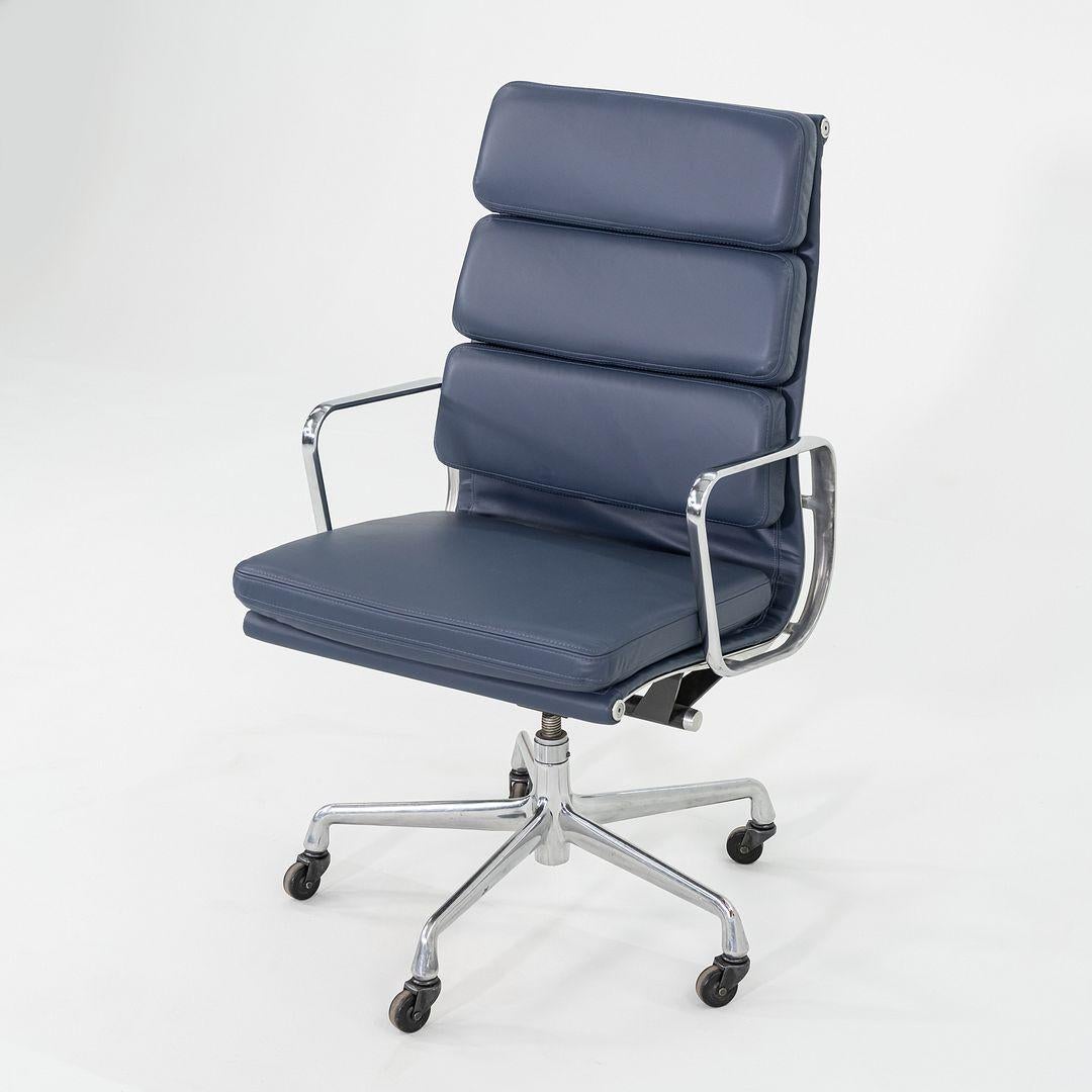 2010s Herman Miller Executive Eames Soft Pad Desk Chair en cuir bleu en vente 4