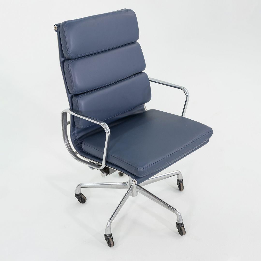 2010s Herman Miller Executive Eames Soft Pad Desk Chair en cuir bleu en vente 5