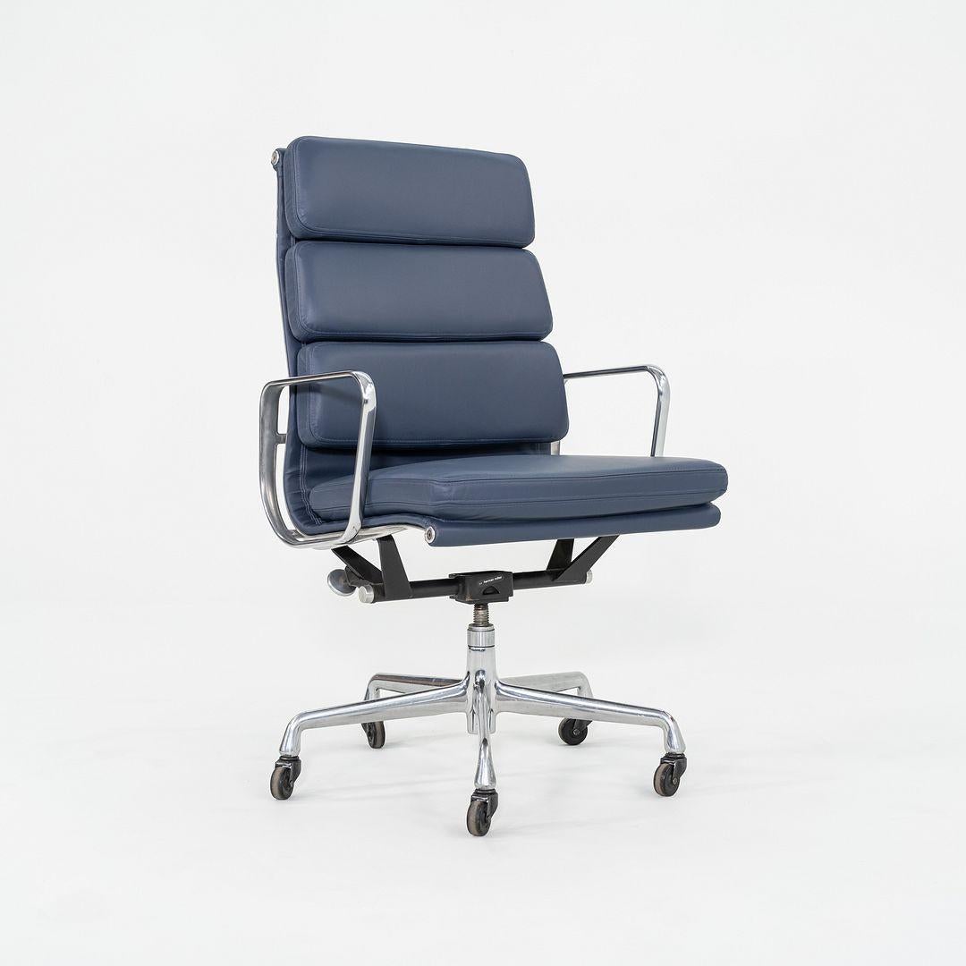 Il s'agit d'une chaise de bureau Eames Aluminum Group Soft Pad, modèle EA437, initialement conçue par Charles et Ray Eames pour Herman Miller en 1969. Cet exemple date des années 2010. Le design se caractérise par un cadre léger en aluminium poli,