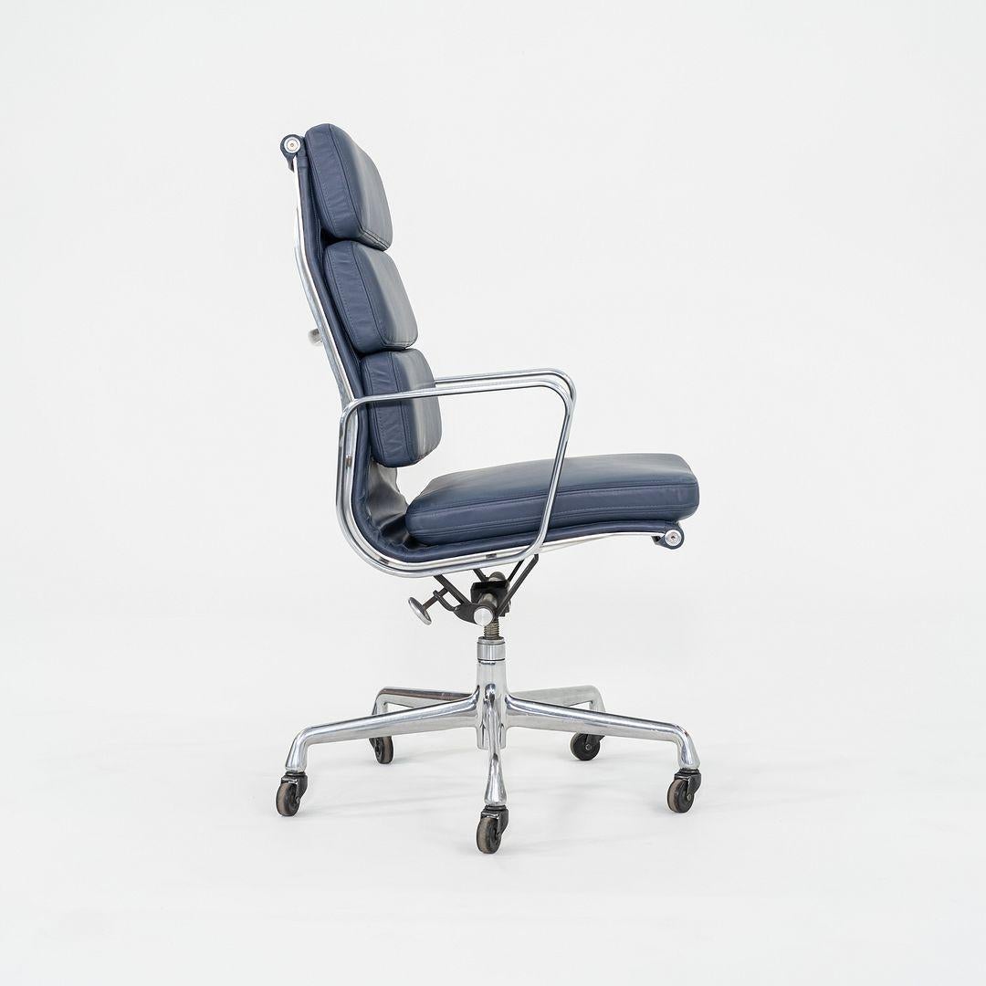 Américain 2010s Herman Miller Executive Eames Soft Pad Desk Chair en cuir bleu en vente