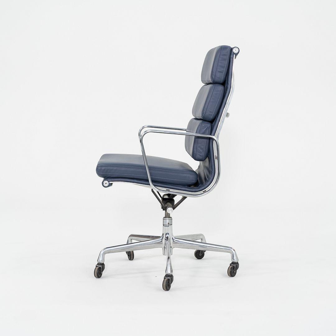 2010s Herman Miller Executive Eames Soft Pad Desk Chair en cuir bleu Bon état - En vente à Philadelphia, PA