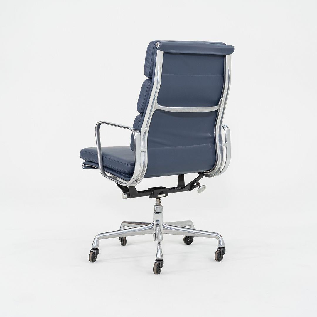 XXIe siècle et contemporain 2010s Herman Miller Executive Eames Soft Pad Desk Chair en cuir bleu en vente