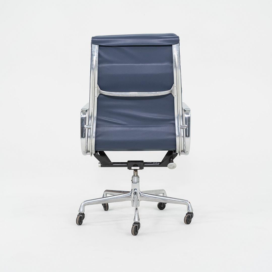 Aluminium 2010s Herman Miller Executive Eames Soft Pad Desk Chair en cuir bleu en vente
