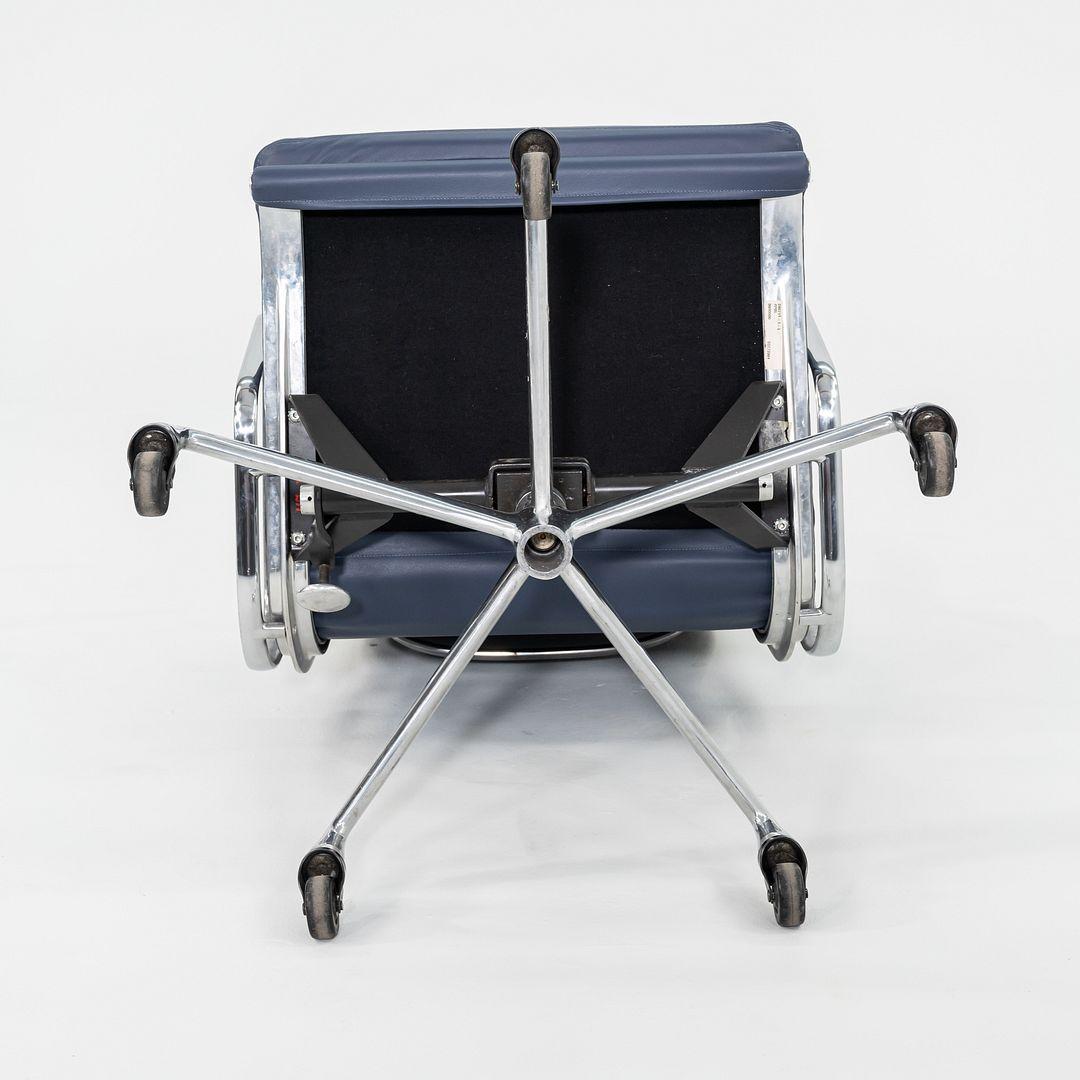 2010s Herman Miller Executive Eames Soft Pad Desk Chair en cuir bleu en vente 2