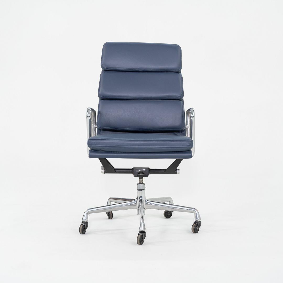 2010s Herman Miller Executive Eames Soft Pad Desk Chair en cuir bleu en vente