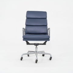 2010s Herman Miller Executive Eames Soft Pad Desk Chair en cuir bleu