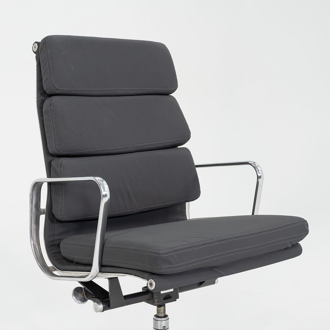 2010s Herman Miller Executive Eames Soft Pad Desk Chair en vinyle gris en vente 3