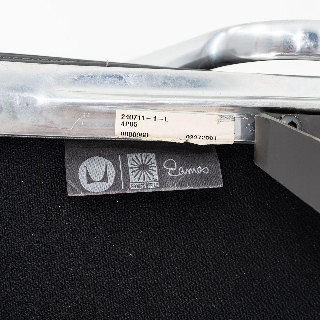 2010s Herman Miller Executive Eames Soft Pad Desk Chair en vinyle gris en vente 5