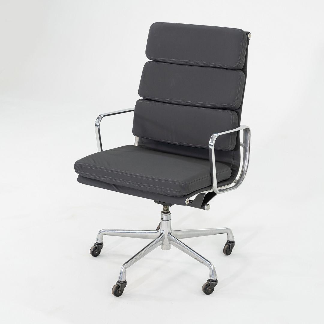 Il s'agit d'une chaise de bureau Eames Aluminum Group Soft Pad, modèle EA437, initialement conçue par Charles et Ray Eames pour Herman Miller en 1969. Cet exemple date des années 2010. Le design se caractérise par un cadre léger en aluminium poli,