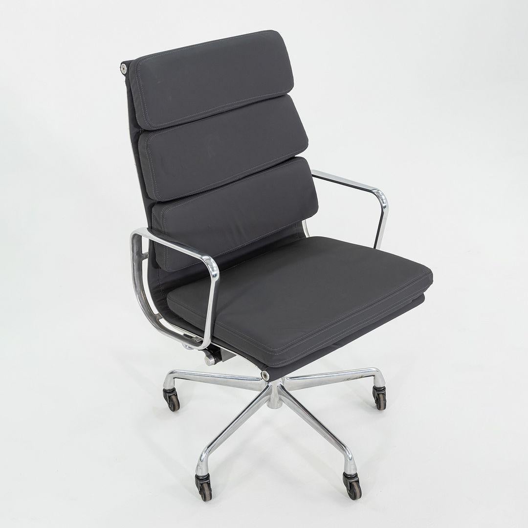 Moderne 2010s Herman Miller Executive Eames Soft Pad Desk Chair en vinyle gris en vente