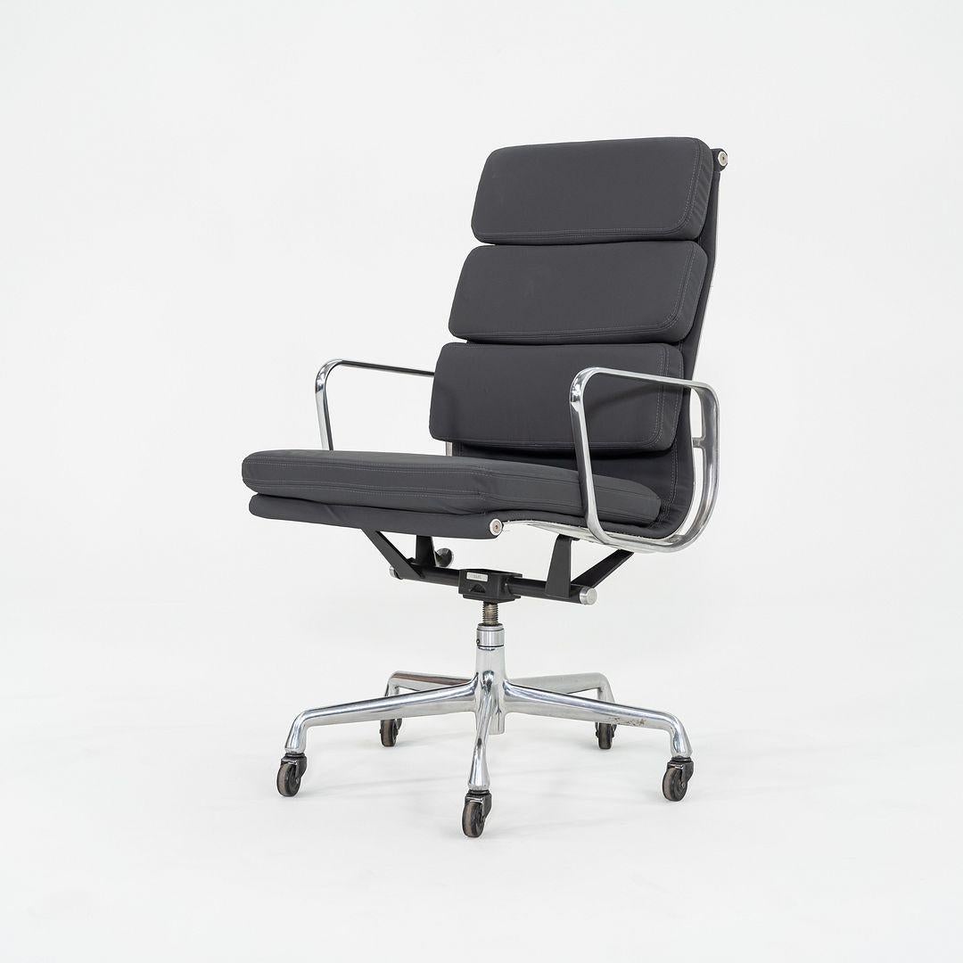 2010s Herman Miller Executive Eames Soft Pad Desk Chair en vinyle gris Bon état - En vente à Philadelphia, PA