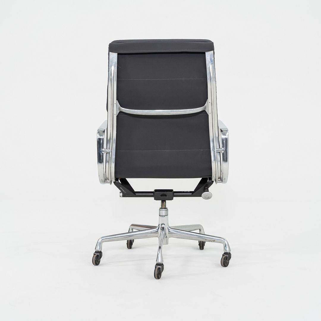 XXIe siècle et contemporain 2010s Herman Miller Executive Eames Soft Pad Desk Chair en vinyle gris en vente