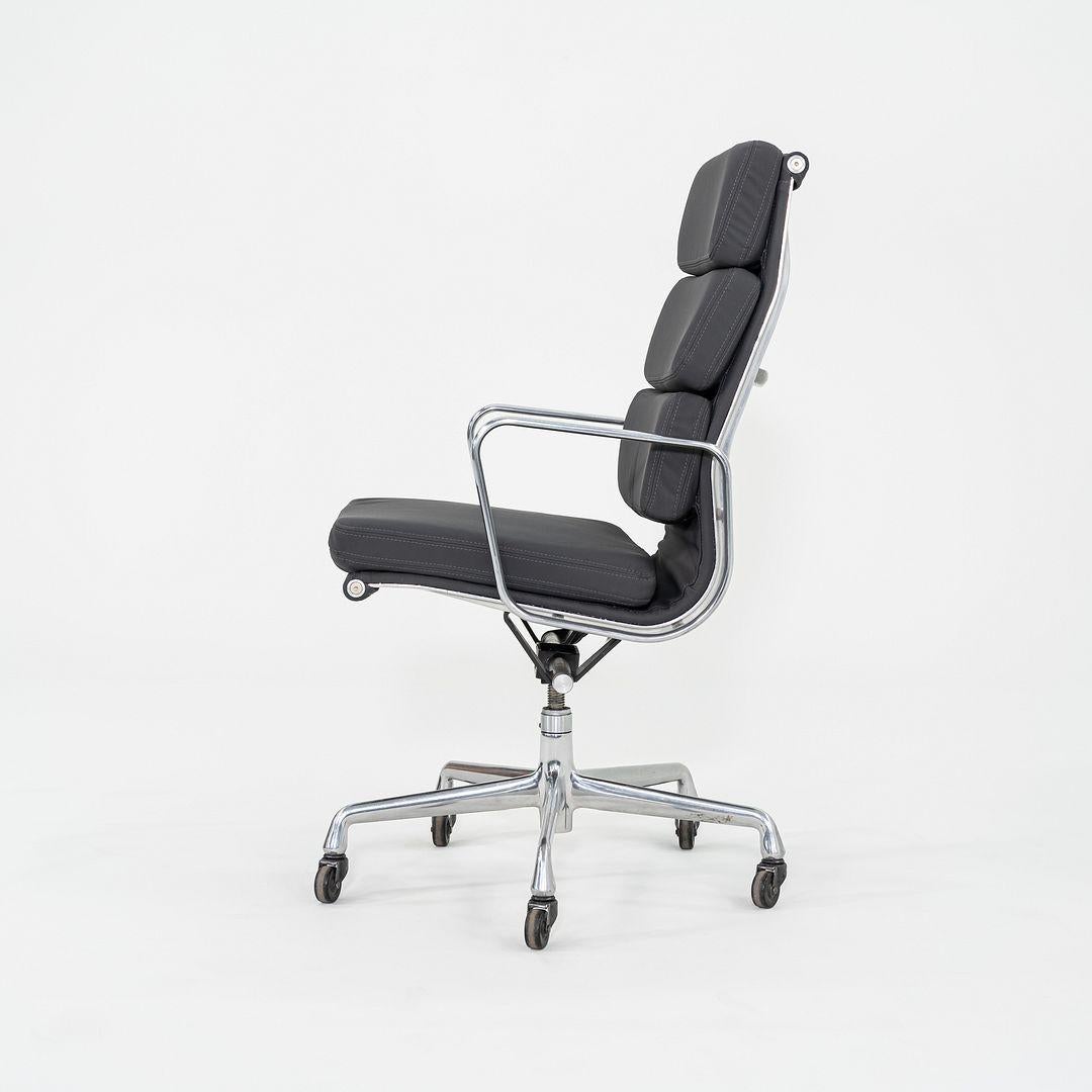 Aluminium 2010s Herman Miller Executive Eames Soft Pad Desk Chair en vinyle gris en vente