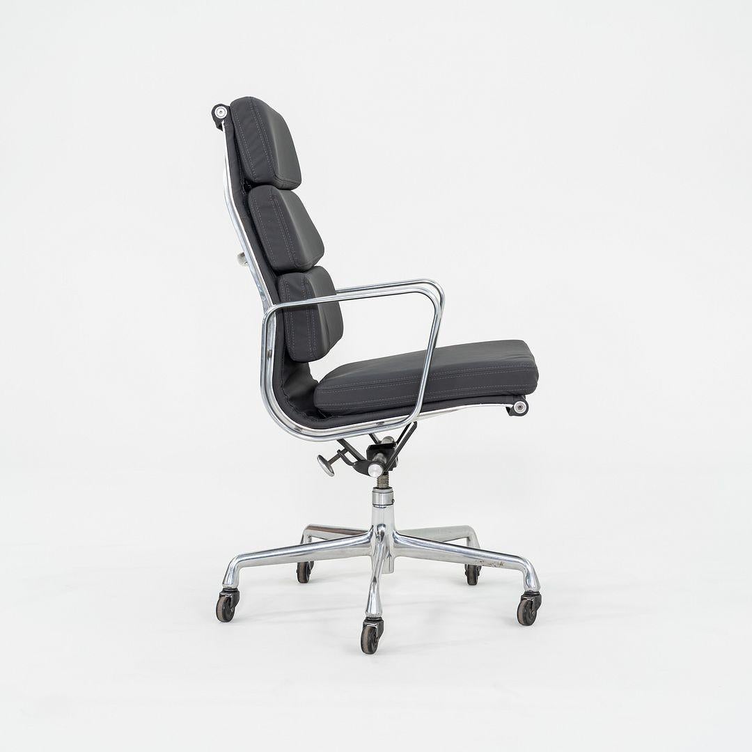 2010s Herman Miller Executive Eames Soft Pad Desk Chair en vinyle gris en vente 1