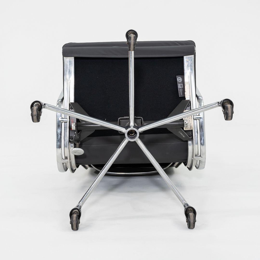 2010s Herman Miller Executive Eames Soft Pad Desk Chair en vinyle gris en vente 2