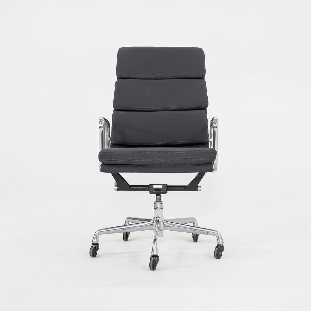 2010s Herman Miller Executive Eames Soft Pad Desk Chair en vinyle gris en vente