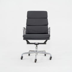 2010s Herman Miller Executive Eames Soft Pad Desk Chair en vinyle gris