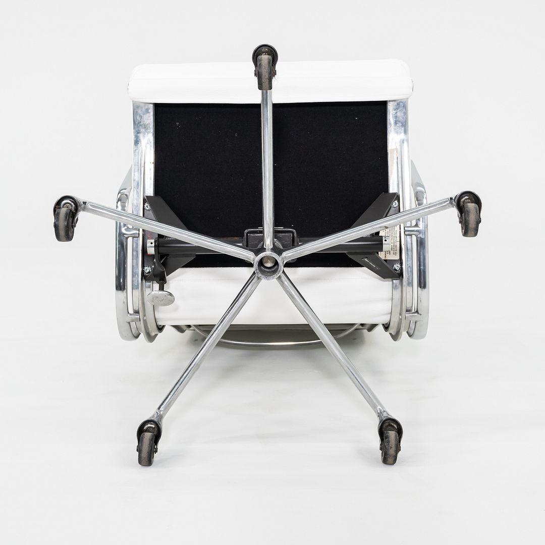 2010s Herman Miller Executive Eames Soft Pad Desk Chair en cuir blanc en vente 3