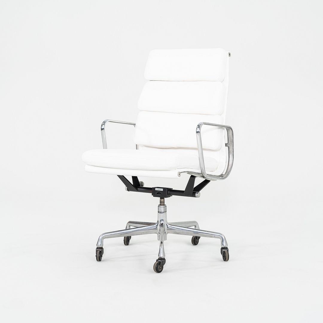 Il s'agit d'une chaise de bureau Eames Aluminum Group Soft Pad, modèle EA437, initialement conçue par Charles et Ray Eames pour Herman Miller en 1969. Cet exemple date des années 2010. Le design se caractérise par un cadre léger en aluminium poli,