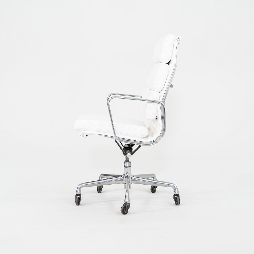 Américain 2010s Herman Miller Executive Eames Soft Pad Desk Chair en cuir blanc en vente