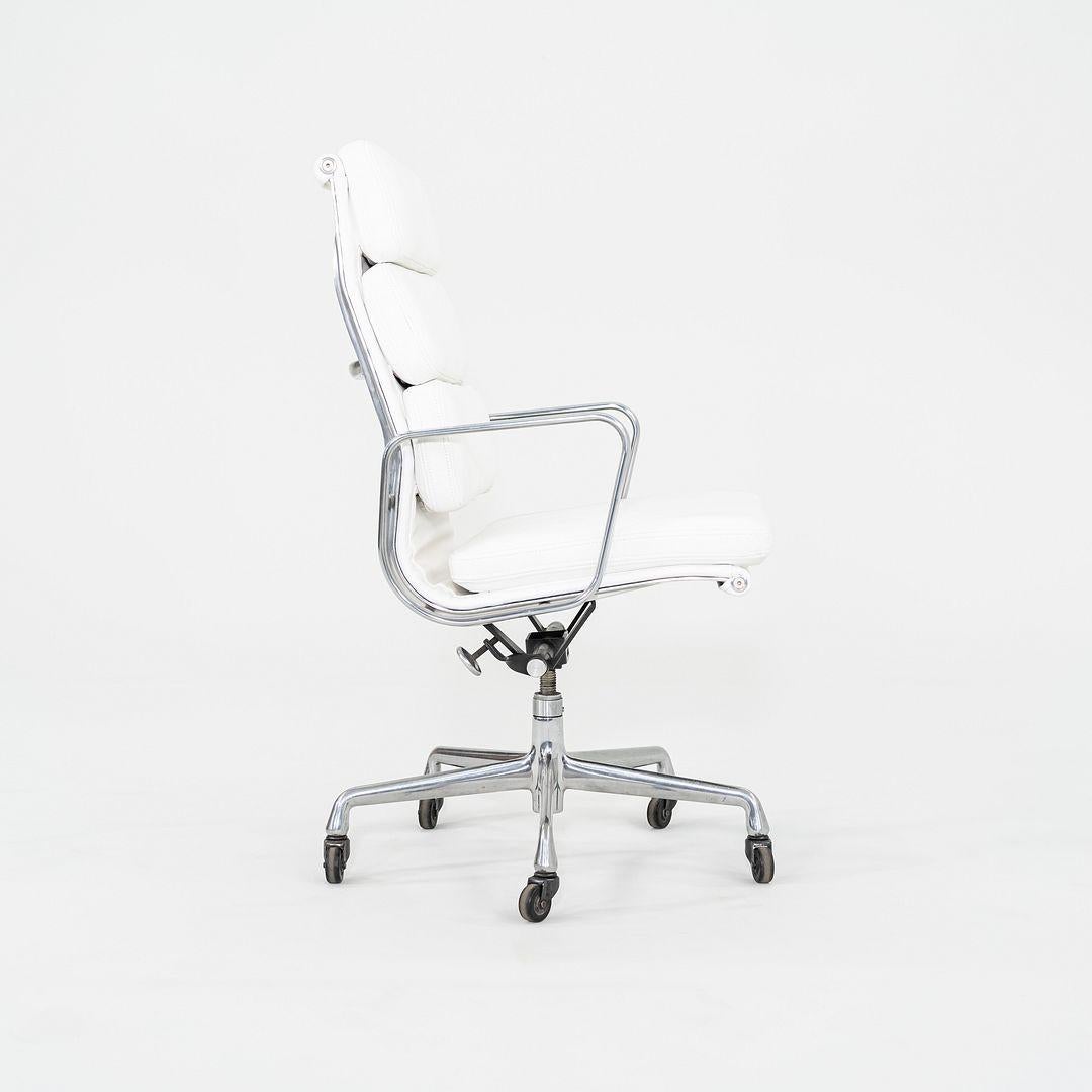 2010s Herman Miller Executive Eames Soft Pad Desk Chair en cuir blanc Bon état - En vente à Philadelphia, PA