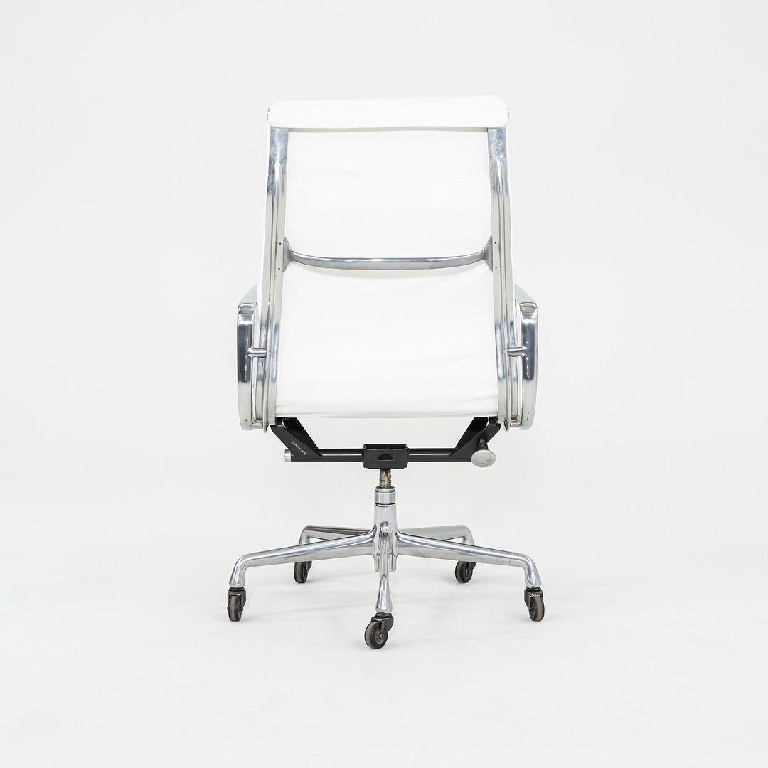 XXIe siècle et contemporain 2010s Herman Miller Executive Eames Soft Pad Desk Chair en cuir blanc en vente