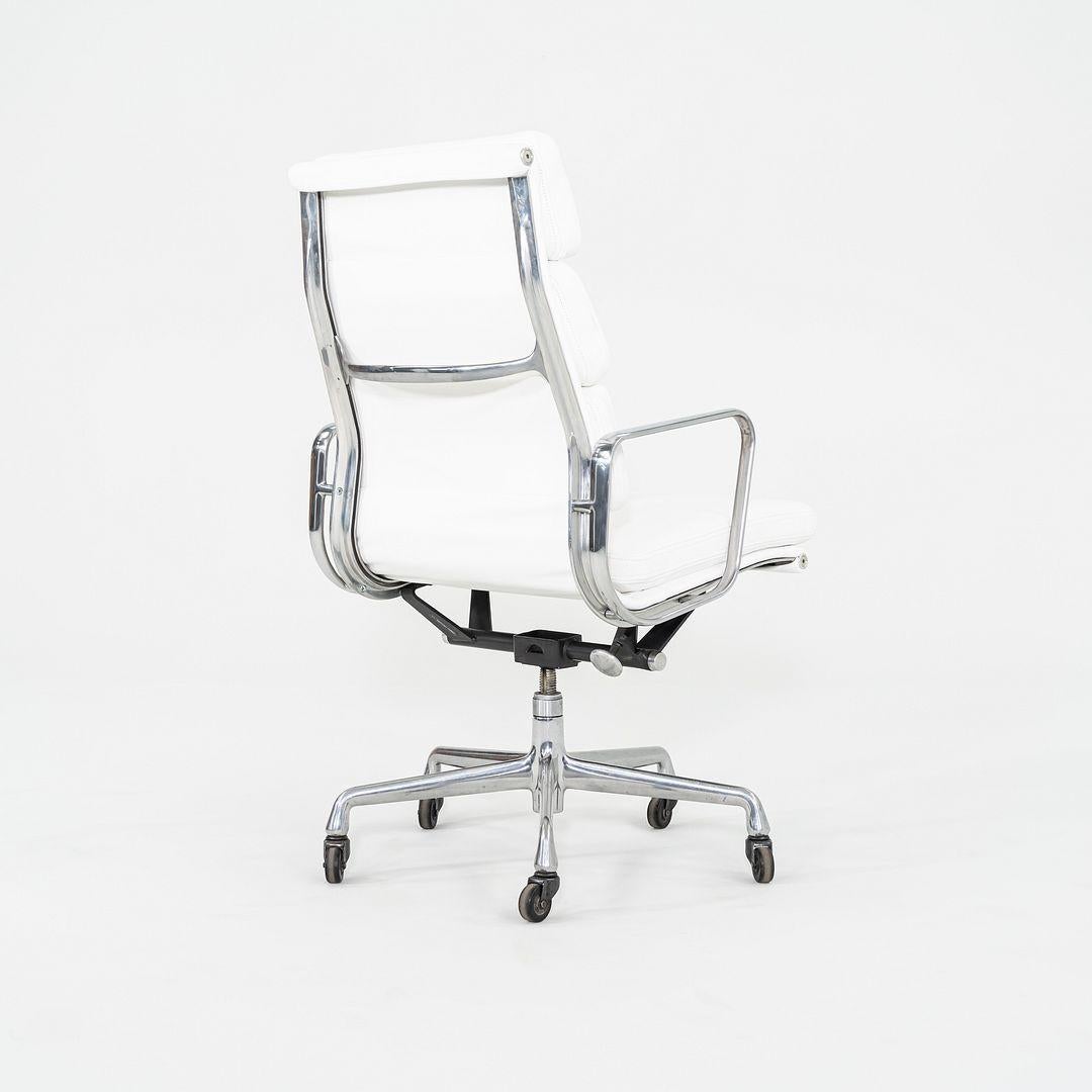 Aluminium 2010s Herman Miller Executive Eames Soft Pad Desk Chair en cuir blanc en vente
