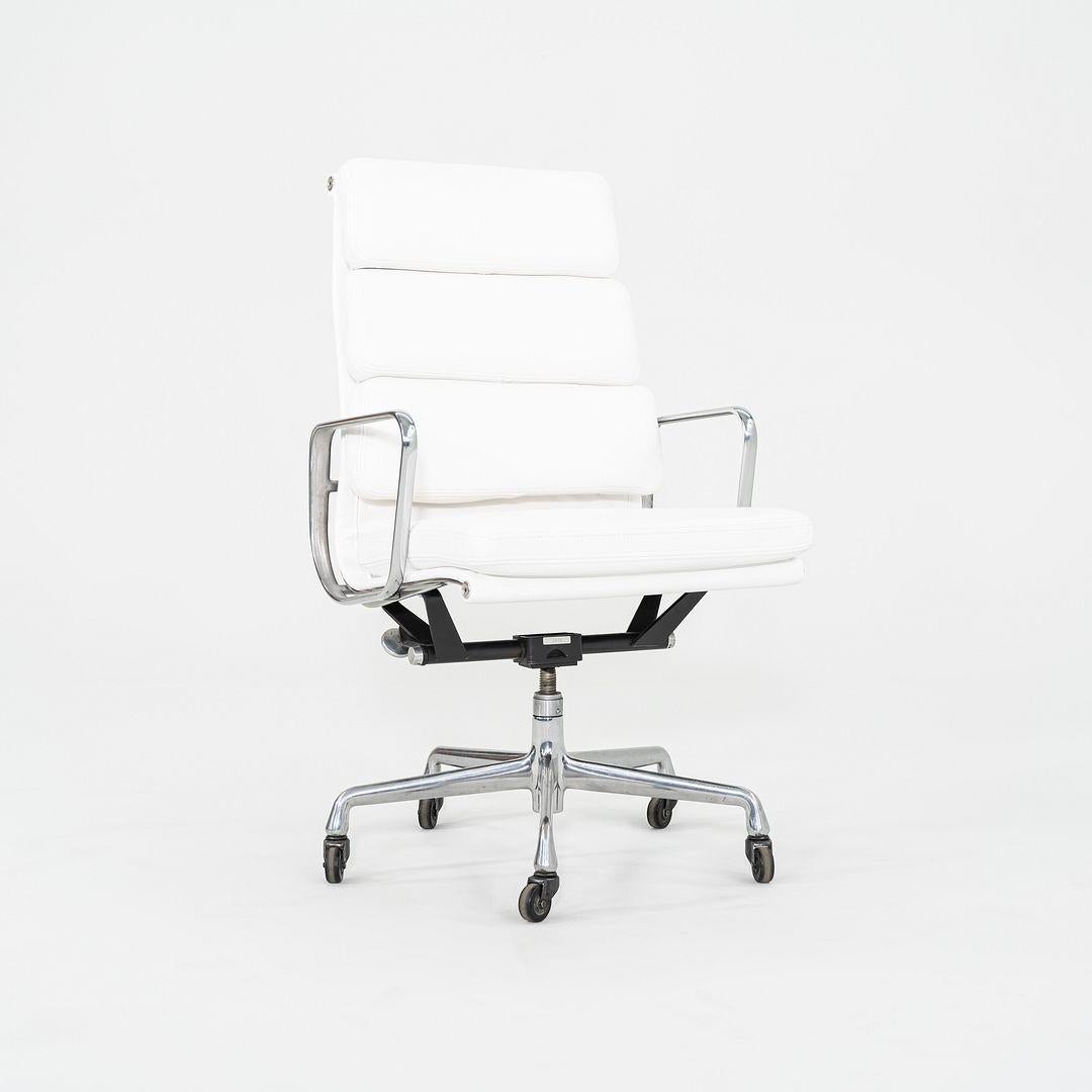 2010s Herman Miller Executive Eames Soft Pad Desk Chair en cuir blanc en vente 1