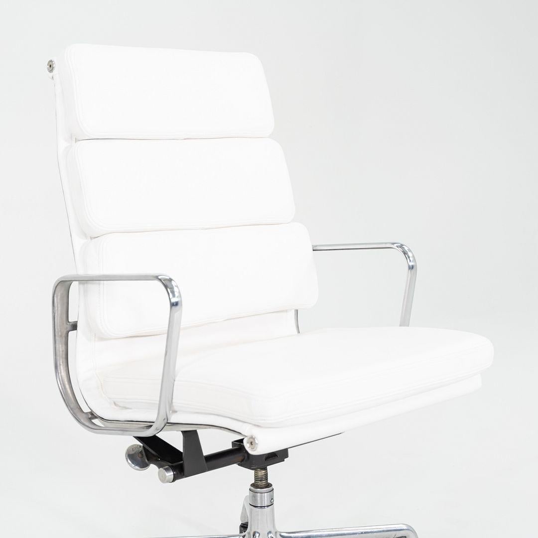 2010s Herman Miller Executive Eames Soft Pad Desk Chair en cuir blanc en vente 2