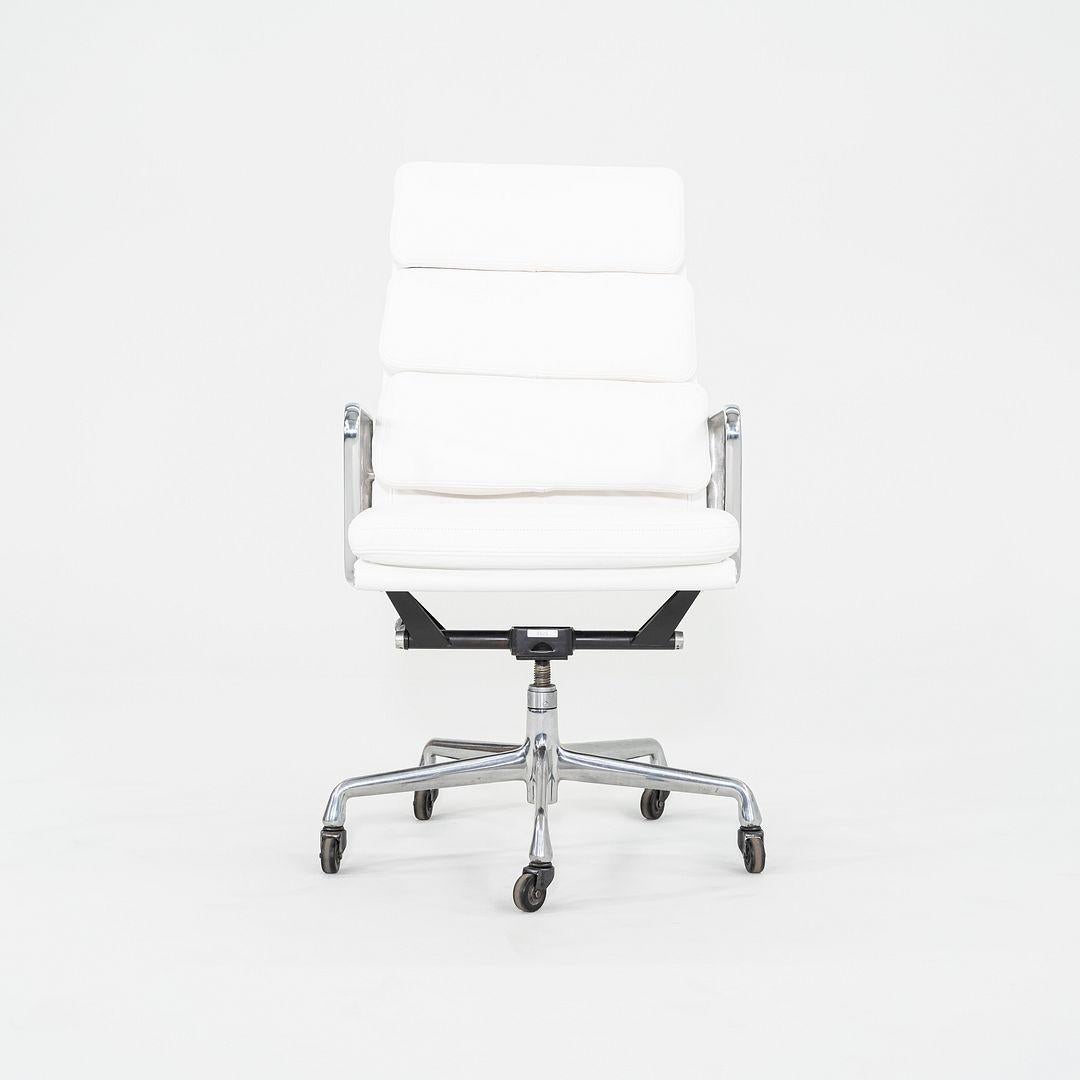 2010s Herman Miller Executive Eames Soft Pad Desk Chair en cuir blanc en vente