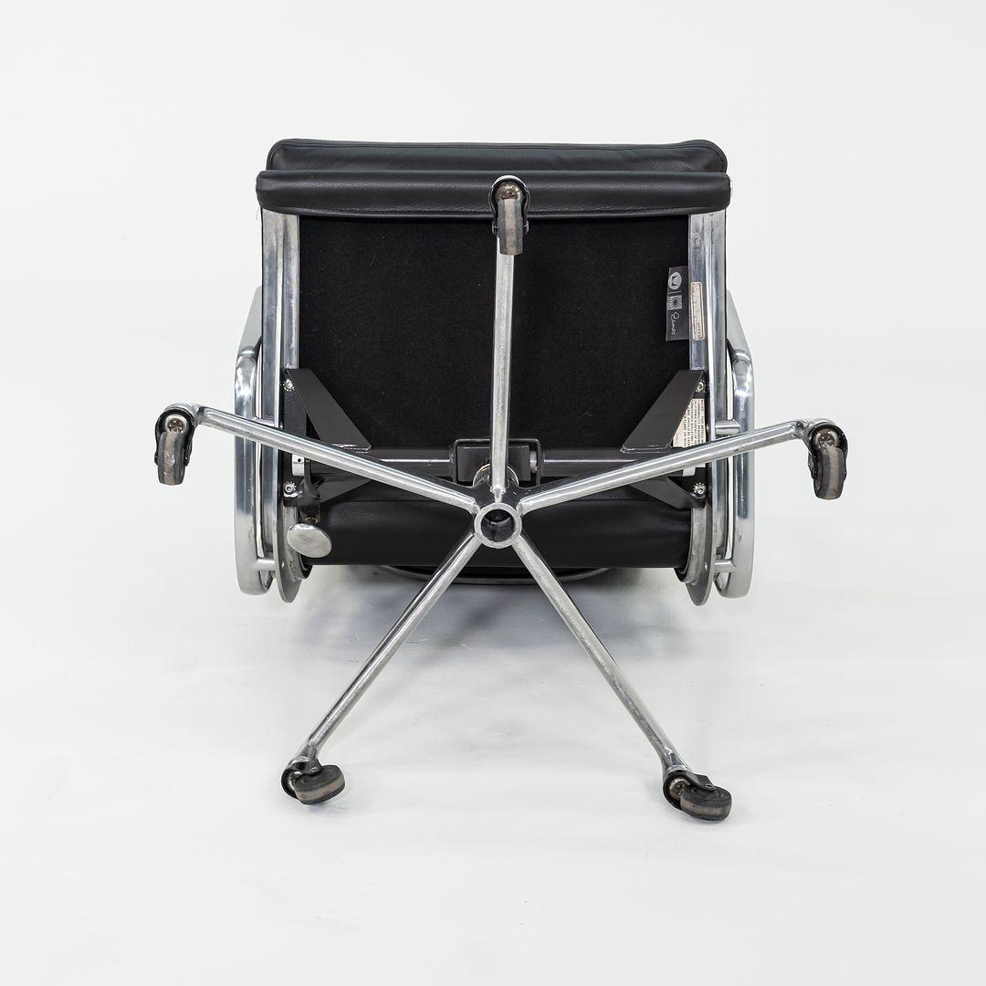 Herman Miller 2010s Eames Soft Pad Executive Desk Chair Black w/ Adjustable Base in vendita 3